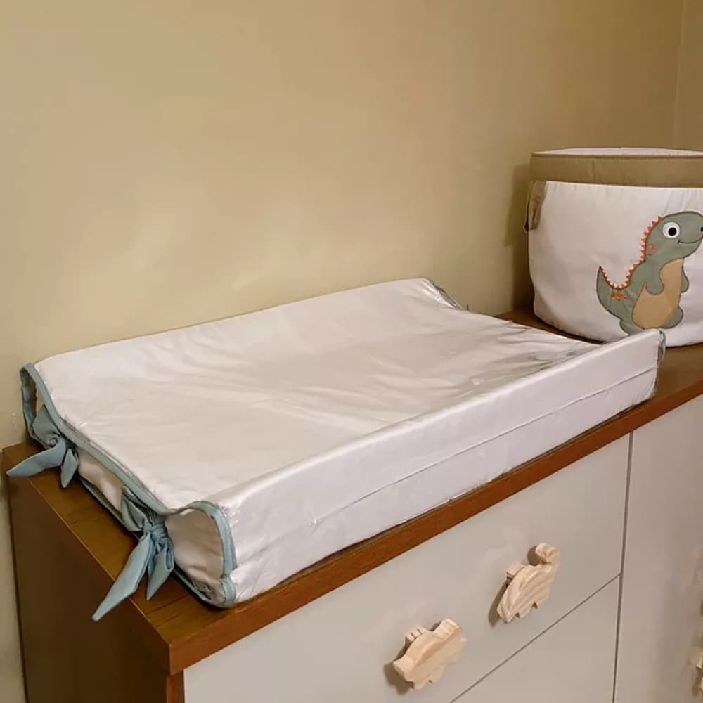 Trocador Anatômico Americano Premium | Design Elegante, Macio e Seguro para o Bebê