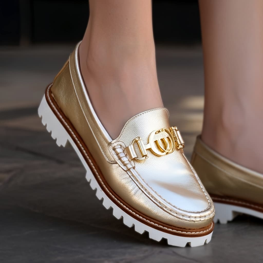 Mocassim Tratorado Feminino De Couro Legitimo e Detalhe de Fivela Dourada Elegante e Moderno