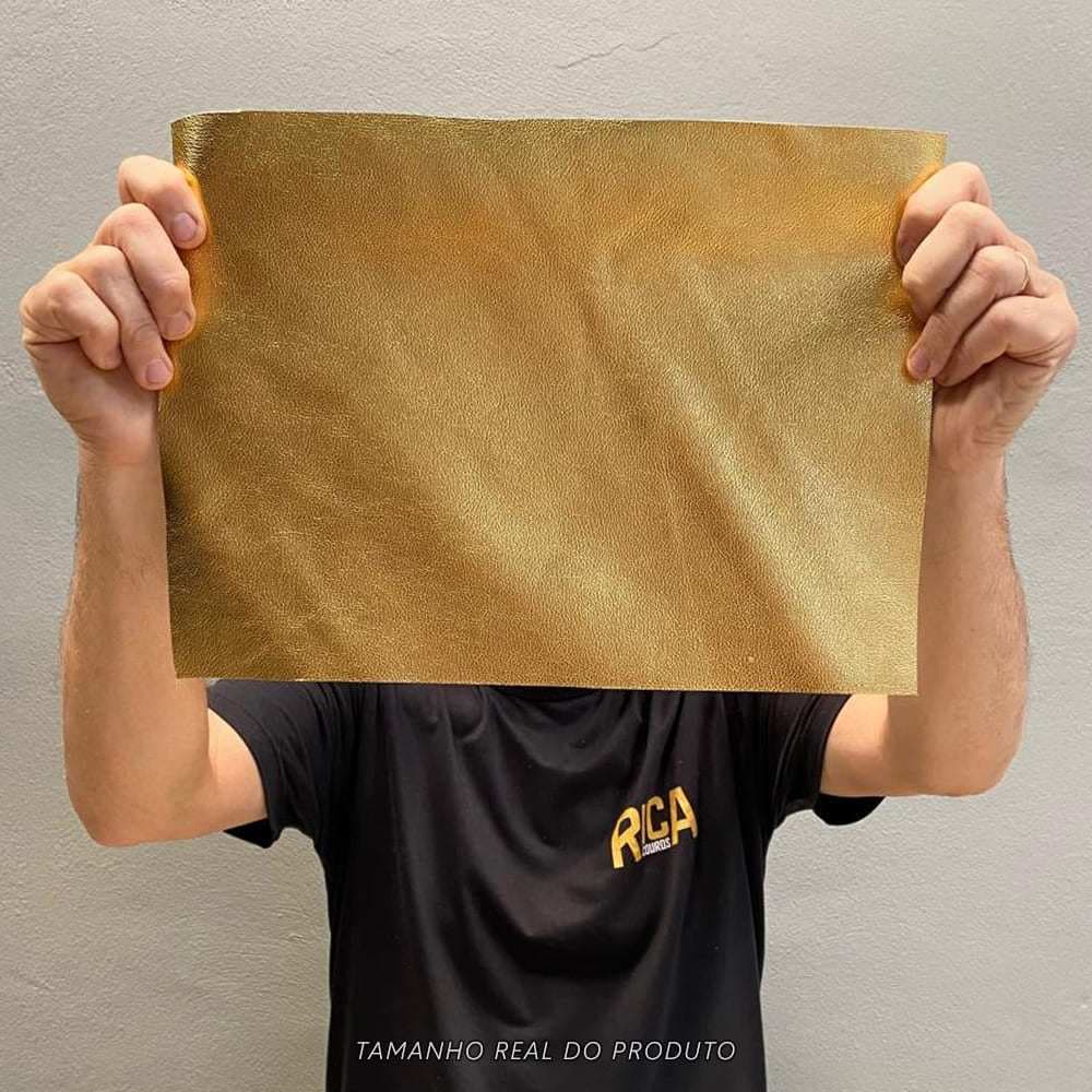 Painel de Couro Legítimo Fly Metal - 25x35cm Retalho com Acabamento Metálico, Brilho - Cor: Ouro