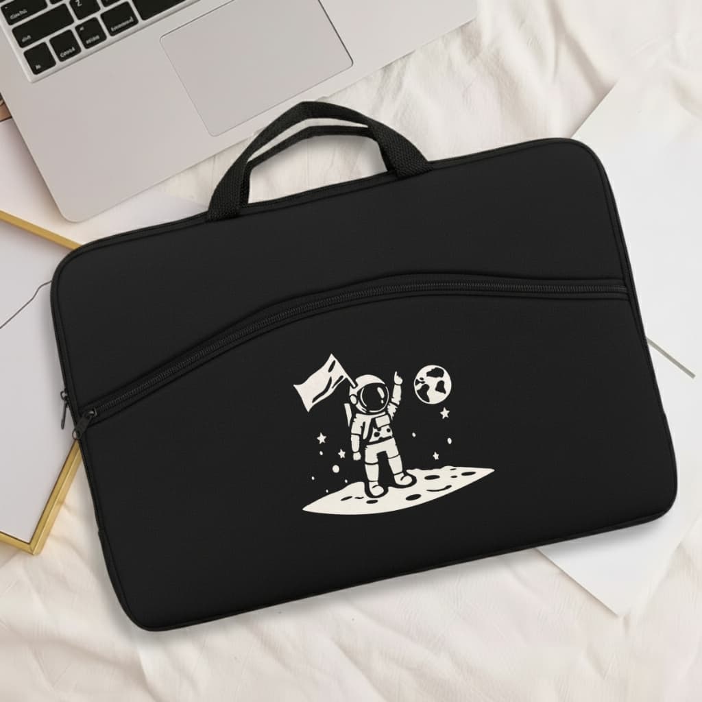 Capinha Macbook Astronauta Coleção Inédita Maleável Prática Portátil