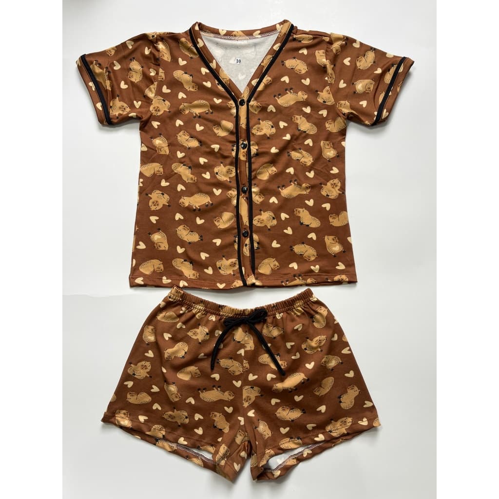 Pijama Capivara Americano Blogueira com Botões Baby Dool Adulto Infantil Juvenil Material de Suede