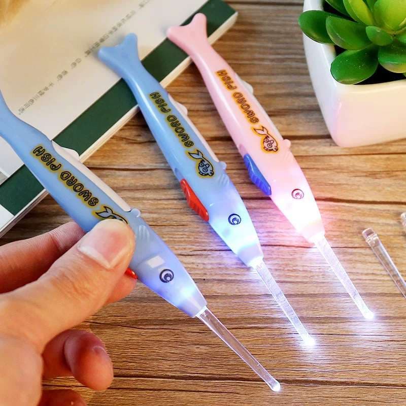 Colher de orelha com led leve de desenho para cuidados com o bebê  com luminosa (coruja)peixe