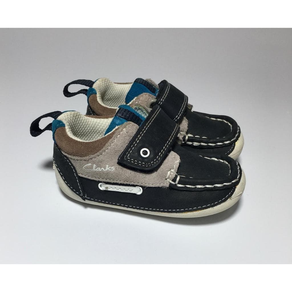 Tênis Infantil Importado em Couro Clarks – Modelo Mocassim Moderno e Confortável