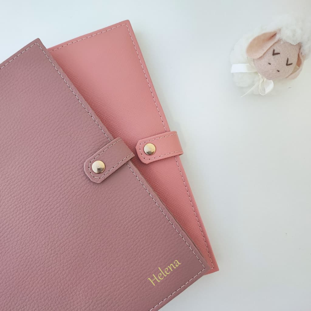 Capa em courino personalizada para caderneta de saúde