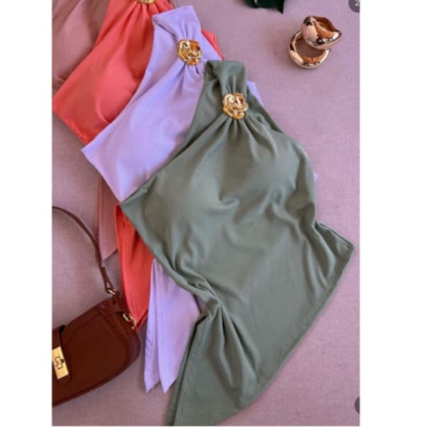 Blusa feminina com bojo  assimétrica com fivela redonda