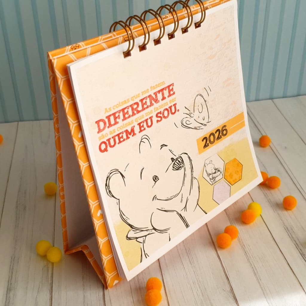 Calendário de Mesa 2026 - Ursinho Pooh 15x15cm - Encante seu Ano com Estilo!