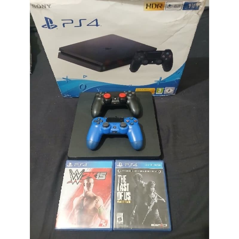 Playstation 4 slim 1TB 2 jogos e 2 controles SEM A CAIXA