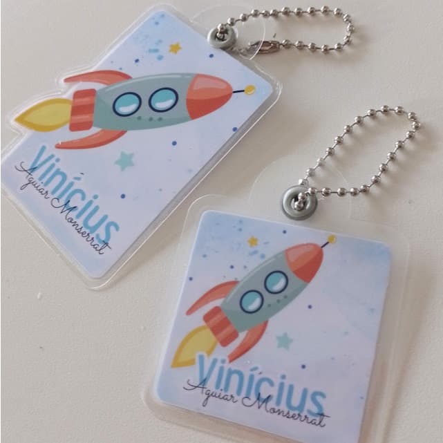 Chaveiro Tag Foguete Personalizado – Identificação Escolar para Mochila Bolsa Estojo Infantil