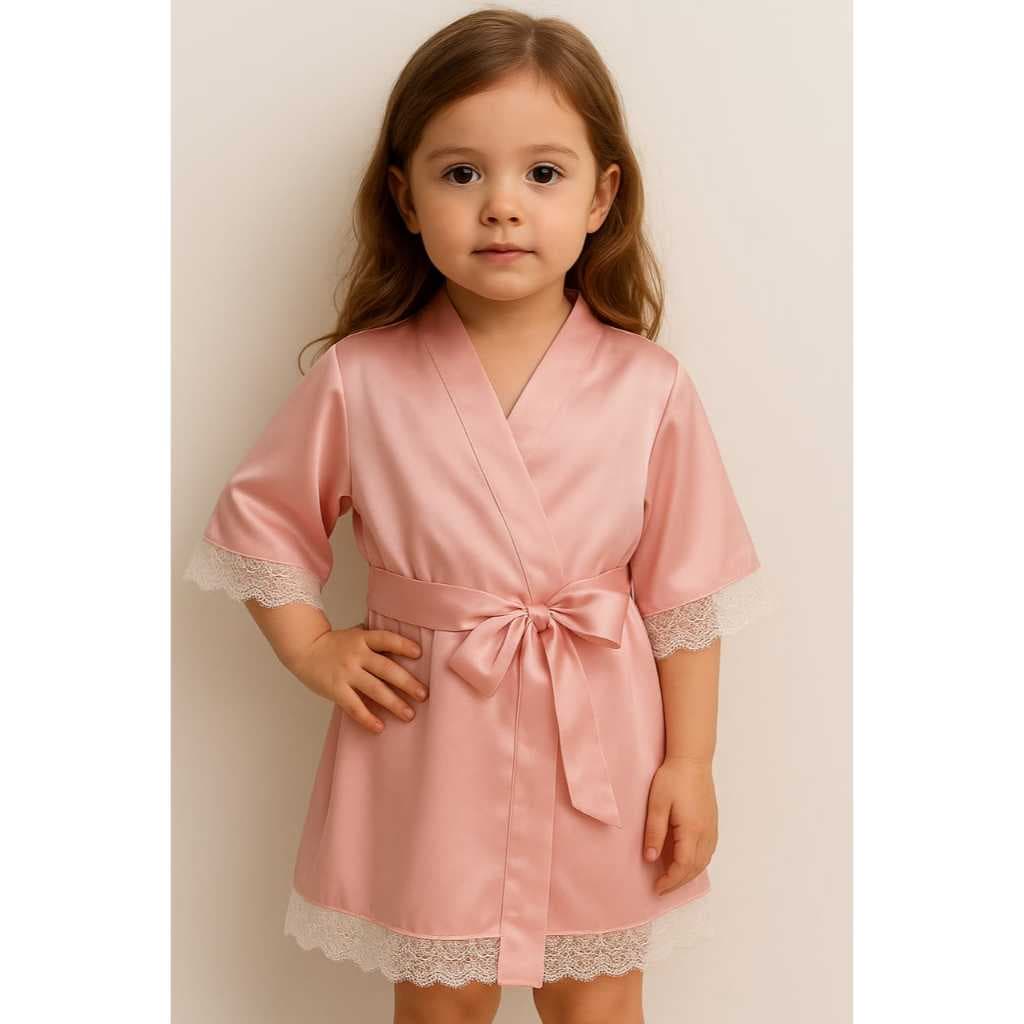 Robe Infantil de Cetim com Renda – Conforto e Elegância para Sua Pequena!