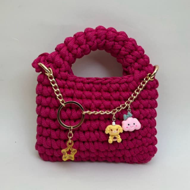 Bolsa de crochê infantil com chaveiro e pingentes