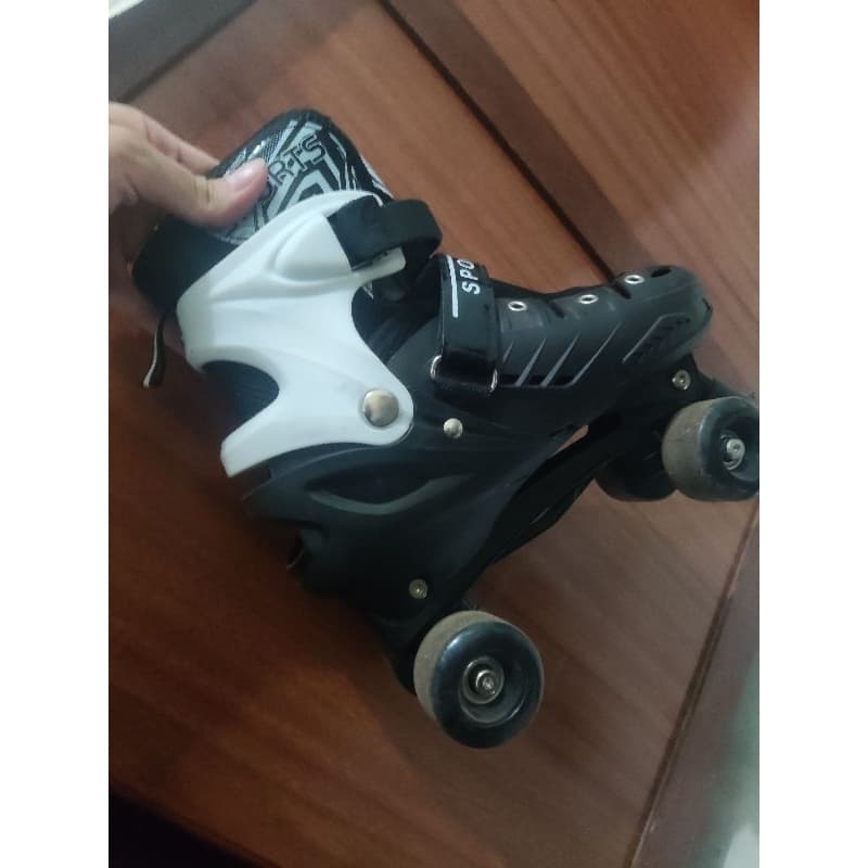 Patins branco/preto número 37 até 43 quatro rodas, duas frente duas atrás