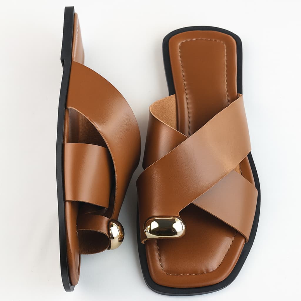 Sandália Rasteira Feminina Tiras Cruzadas Enfeite Metalizado