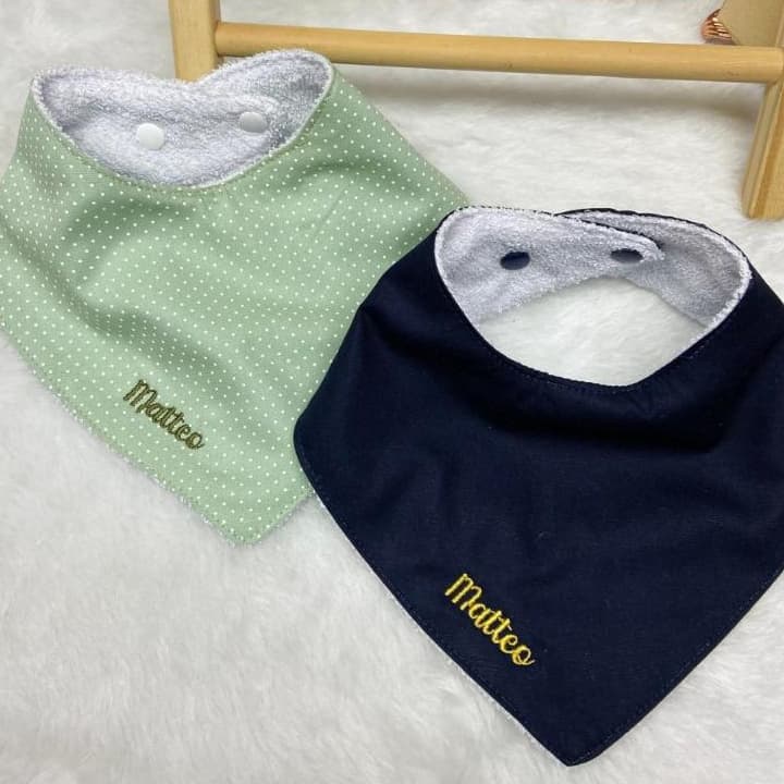 Babador bandana atoalhado com nome (minimalista) com ajuste