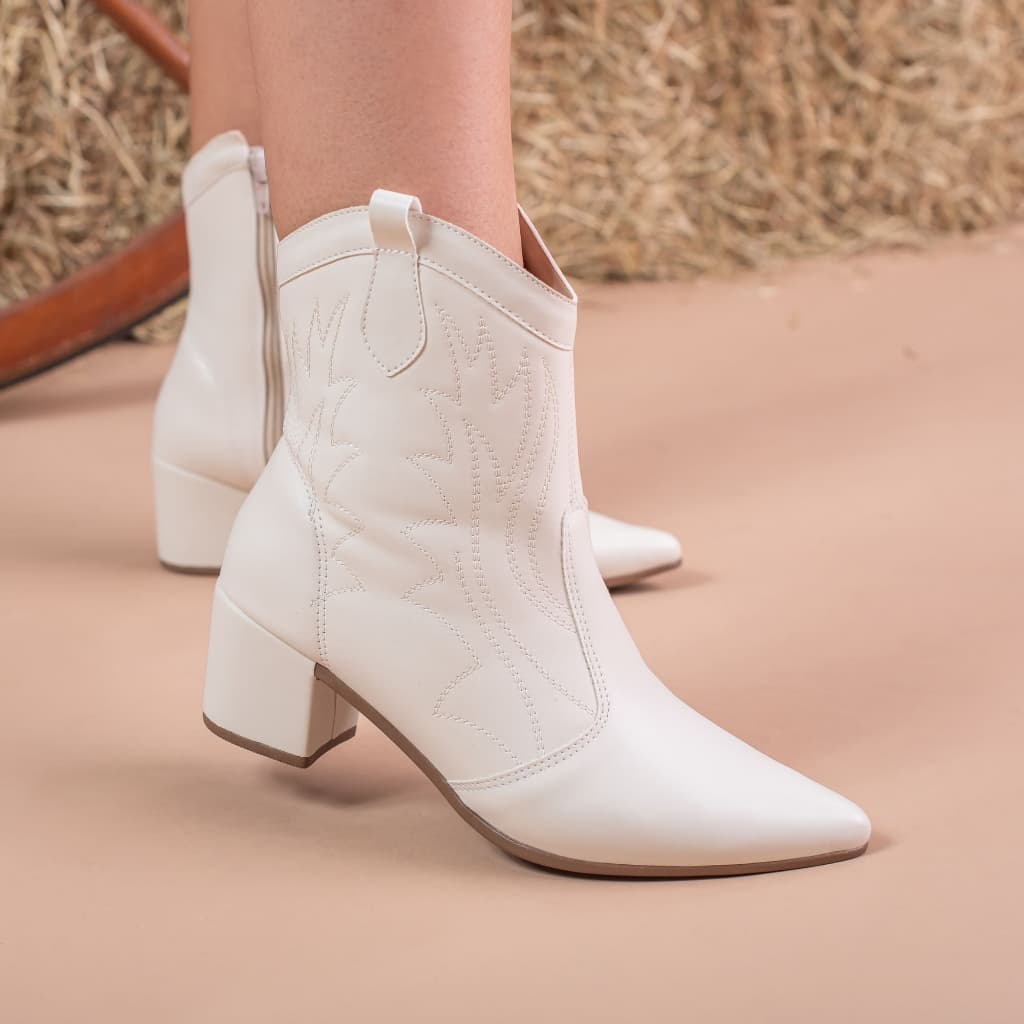 Bota Texana Feminina Bordada Western Bico Fino Salto Bloco Médio  Boho