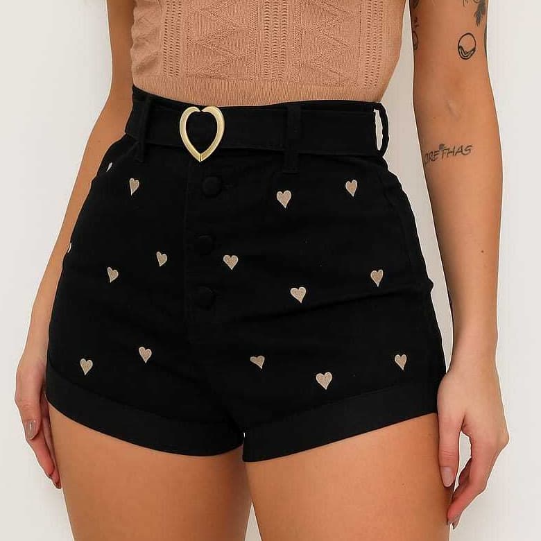 SHORT JEANS LYCRA PREMIUM CINTURA ALTA BOTÃO ENCAPADO BORDADO HOT PANT LUXO CONFORTO TENDENCIA 2026