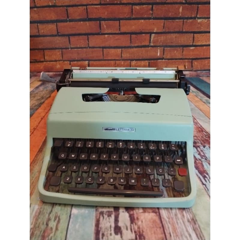Máquina de escrever Olivetti Lettera 32 verde