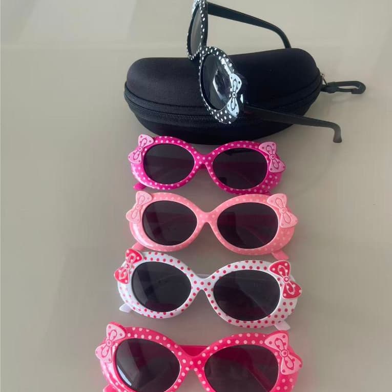 Óculos de Sol Infantil UV400 – Moldura Redonda com Laço e Estampa de Poá
