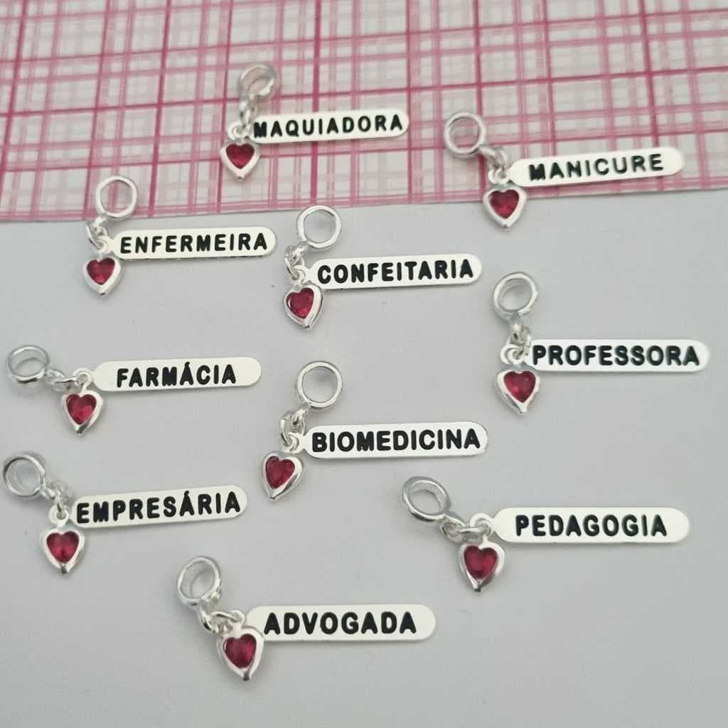 Berloque Pingente Plaquinha Profissão Medicina Enfermeira Pedagoga Biomedicina Farmácia Maquiadora Advogada