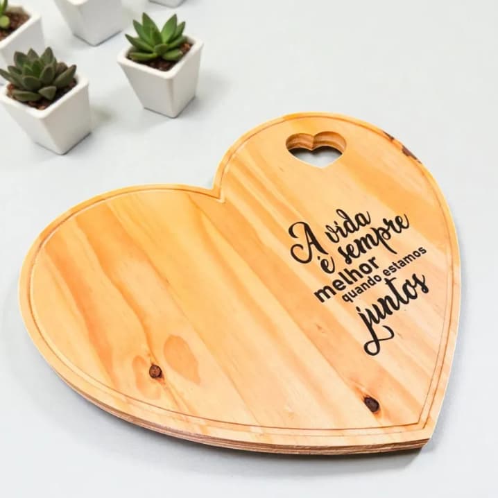 Tabua Coracao envernizada Frios Bolos Frutas 30cm