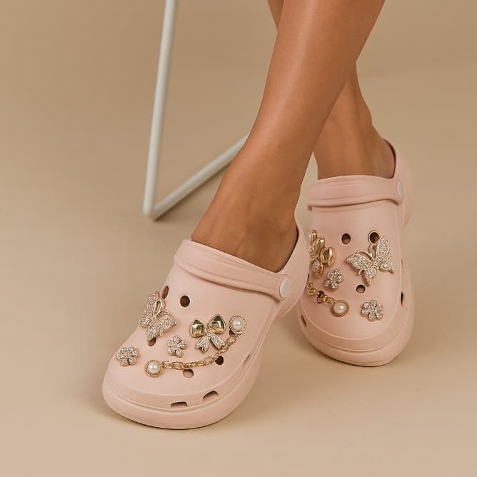 Sandalia Babuche com Enfeite Bottons Pins Apliques Exclusivos Conforto Sandalia Chinelo feminino