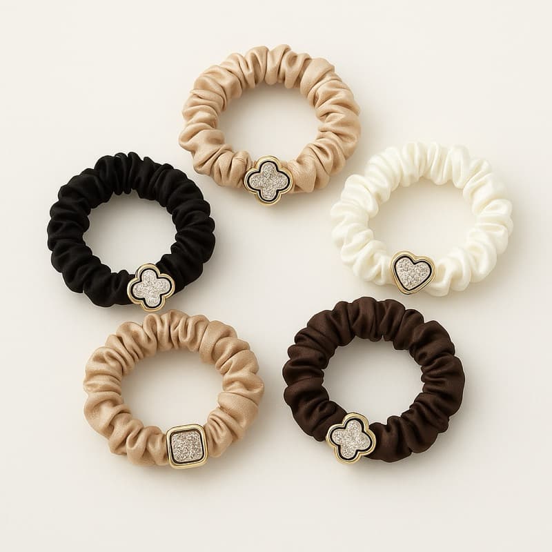 Kit 5 Xuxinhas de Cetim com Pingentes Luxuosos – Cores Neutras e Elegantes