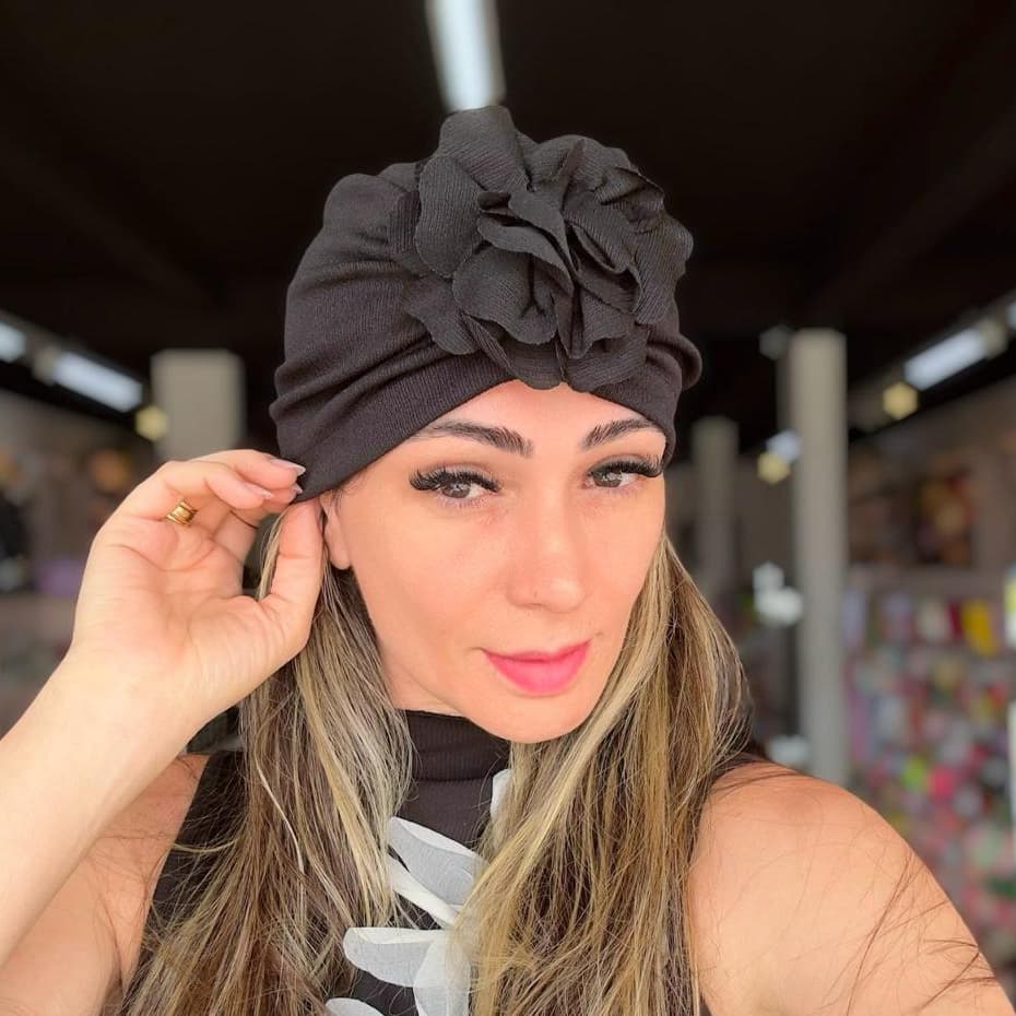 Turbante Feminino Modelo Pétalas de Flor Tecido Canelado com Brilho Suave Estilo e Conforto