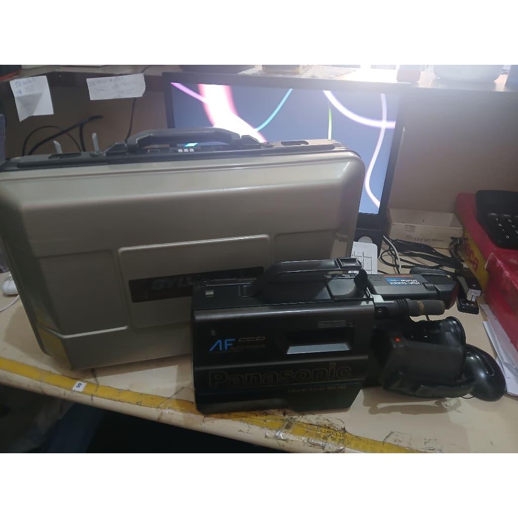 câmera VHS  Panasonic  usada,  não sei se funciona, vem com mala para cãmera da marca Silvania