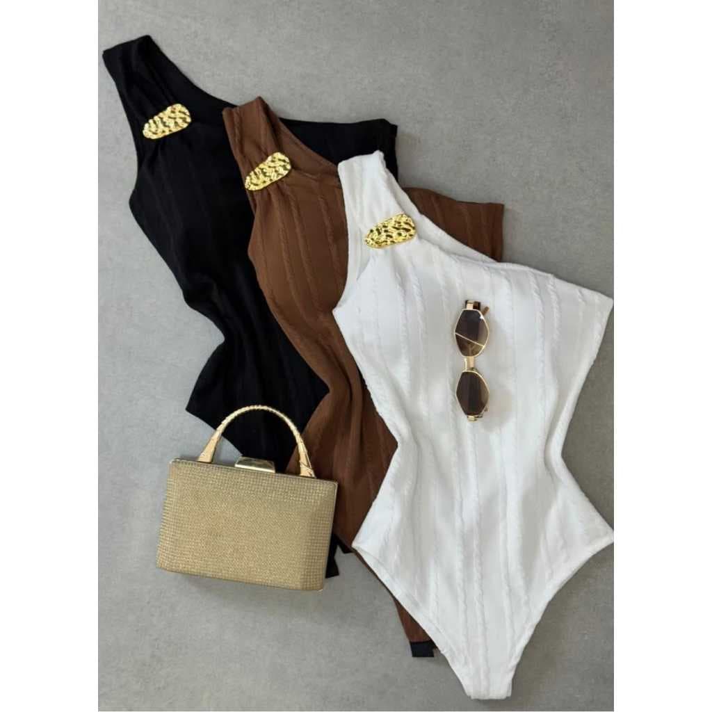 Body Feminino Mula Manga Um Ombro Só com Fivela Dourada e Bojo Tecido Ribana Canelado