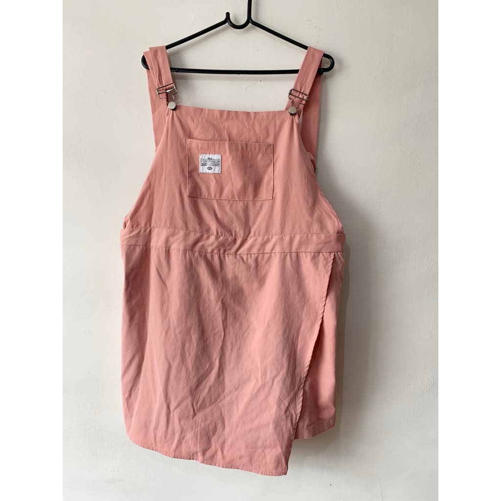 Jardineira rosa shorts saia