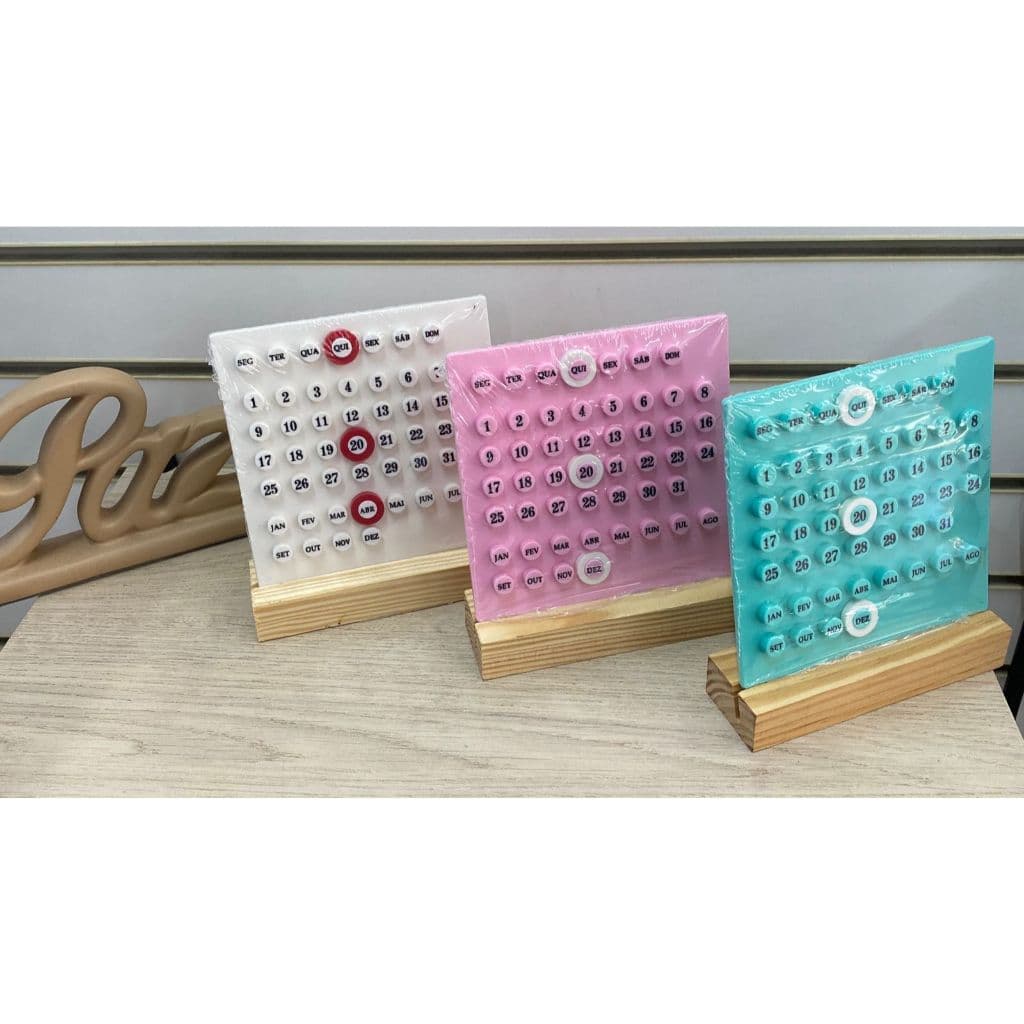 Calendário Permanente Decorativo com Base em Madeira – Cores Sortidas