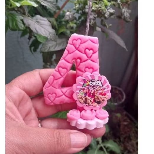 vela de aniversário feita em biscuit tema emily vick dos rosas