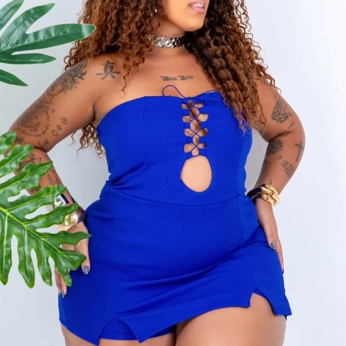 Macaquinho Plus Size Tomara que Caia com Detalhe em Tecido Ribana Vazado Balada Plus size