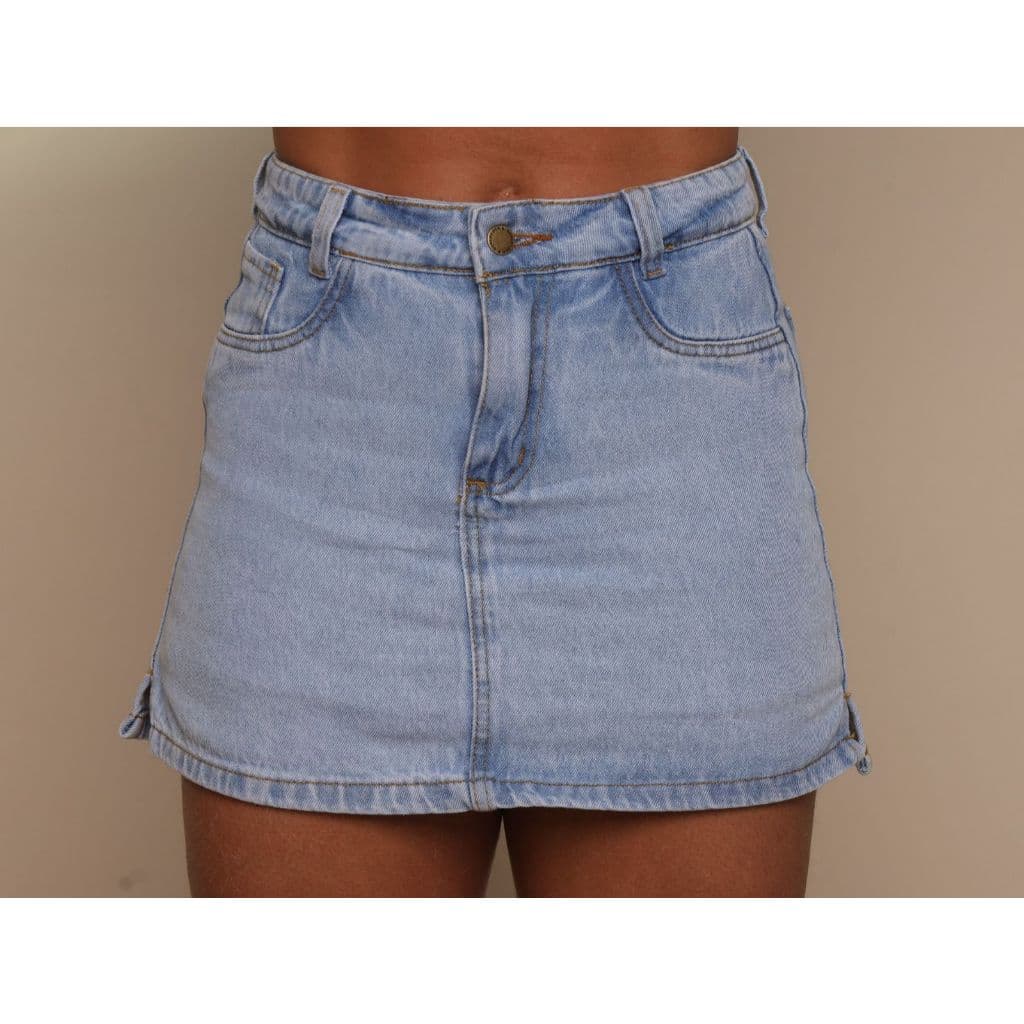 Short Saia Jeans Feminino Cintura Alta Lavagem Clara Com Fenda Lateral  - Sem Elastano