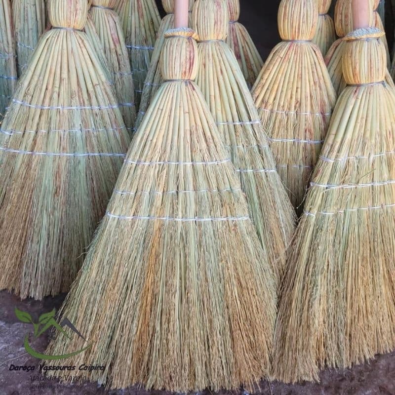 VASSOURA CAIPIRA DE PALHA PRIMEIRA LINHA– RESISTENTE E EFICIENTE!