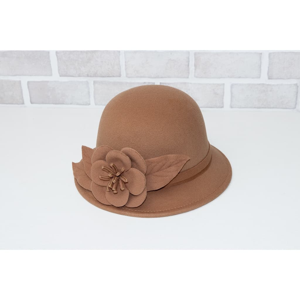 Chapéu bege com flor - seminovo