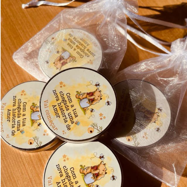 Kit 25 Velas na Latinha Personalizadas com Saquinho de Organza - Velas Lembrancinhas Aniversário Chá revelação