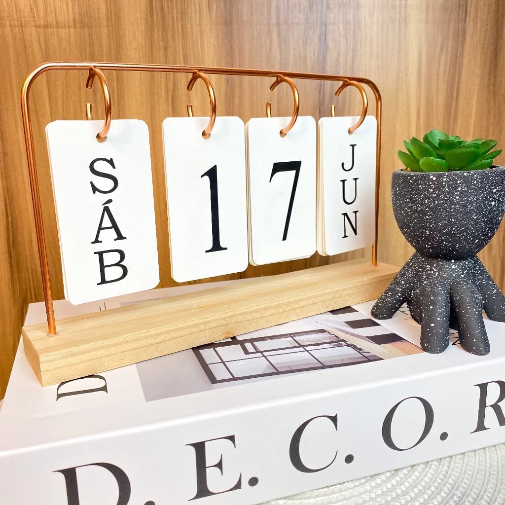 Calendário de Mesa Decorativo com Plaquinhas Preto Dourado Permanente Escritório