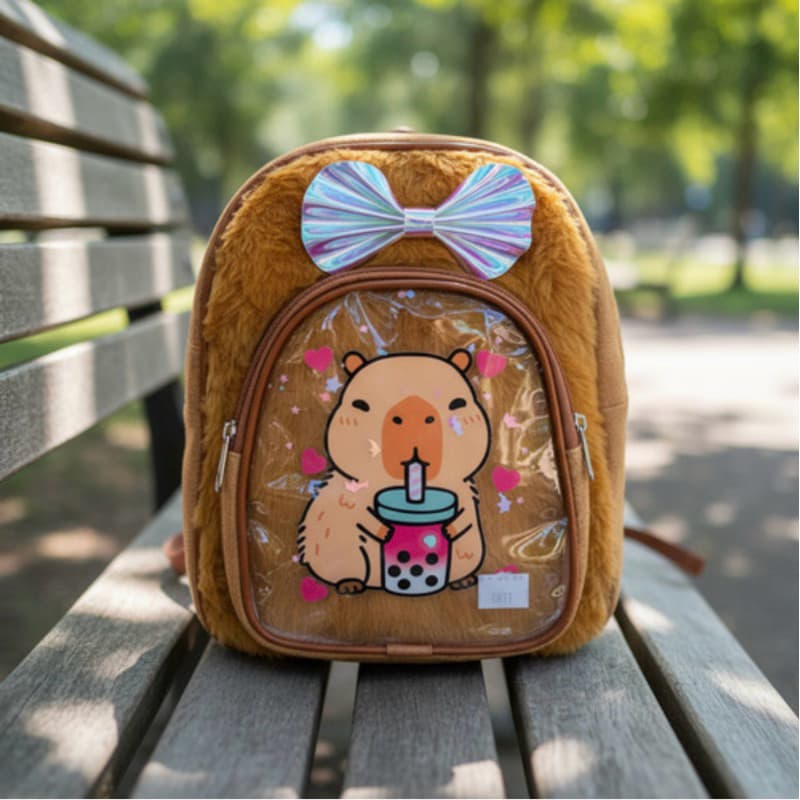 Mochila de costas capivara detalhe camurça fofinho