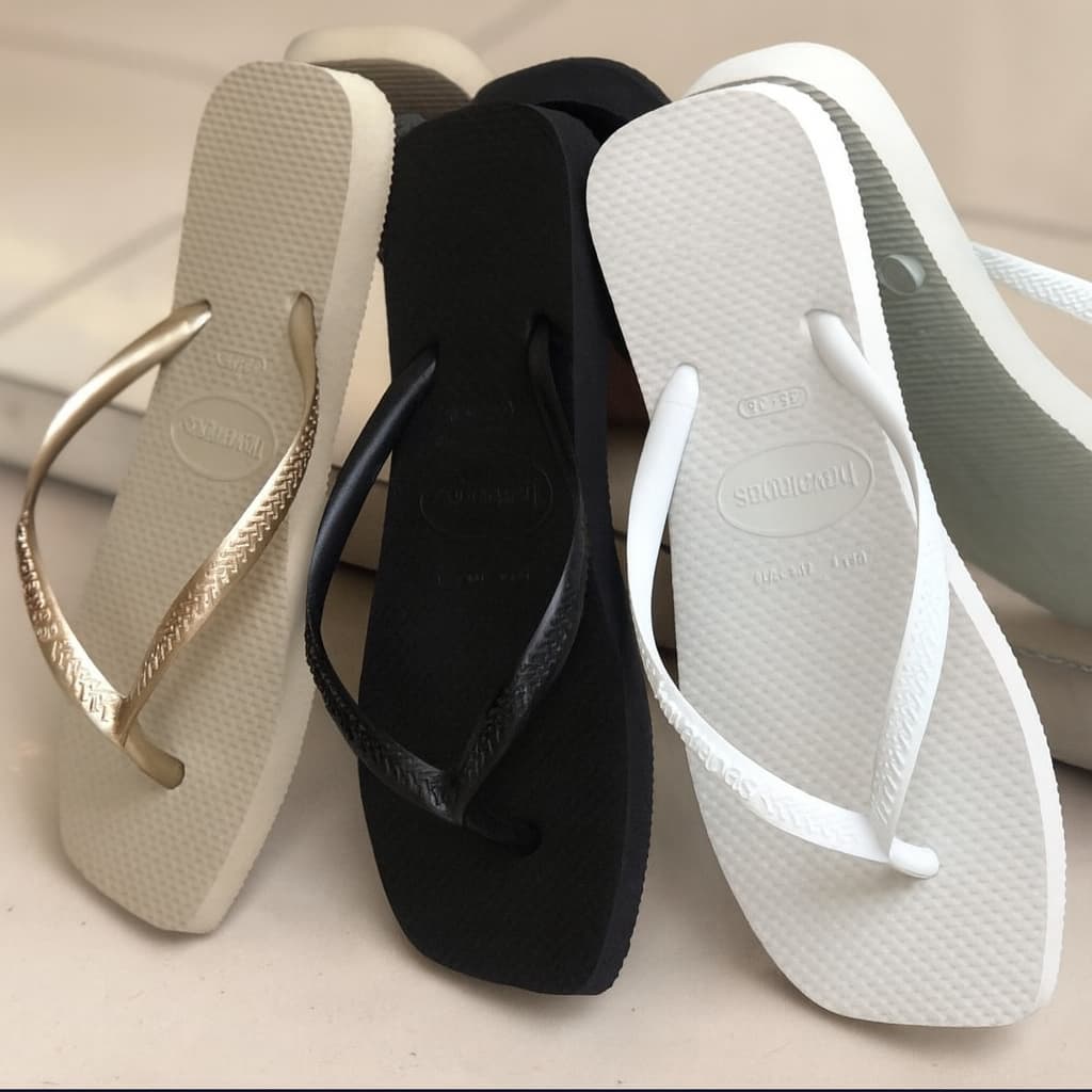 Chinelo Feminino Slim Havaianas – Bege, Preto e Branco Sandália Leve e Confortável