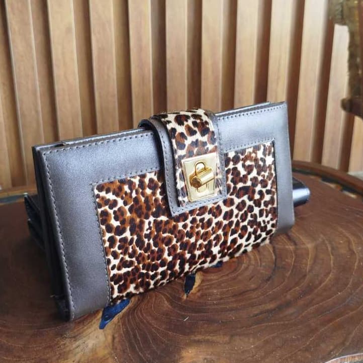 CARTEIRA DE COURO COM ESTAMPA DE ONÇA