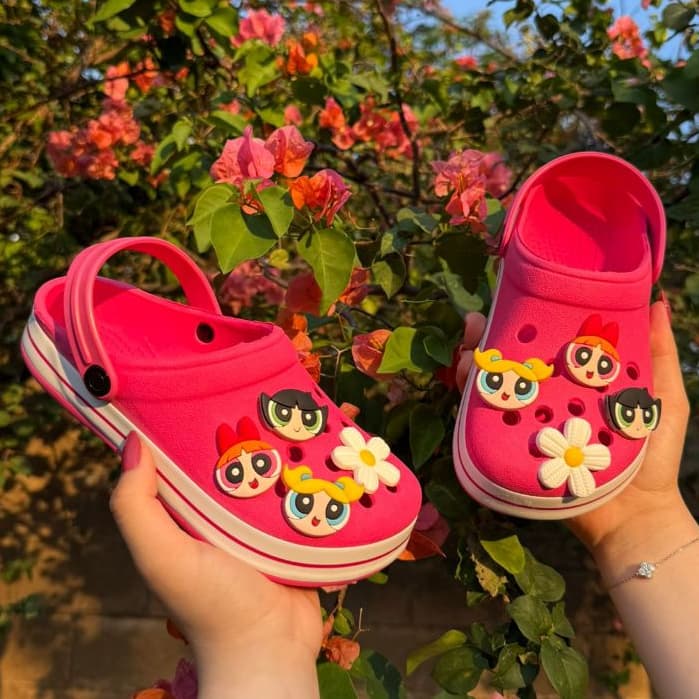 Sandália Infantil E Adulto + 4 Enfeites Meninas Poderosas Leve e Confórtavel