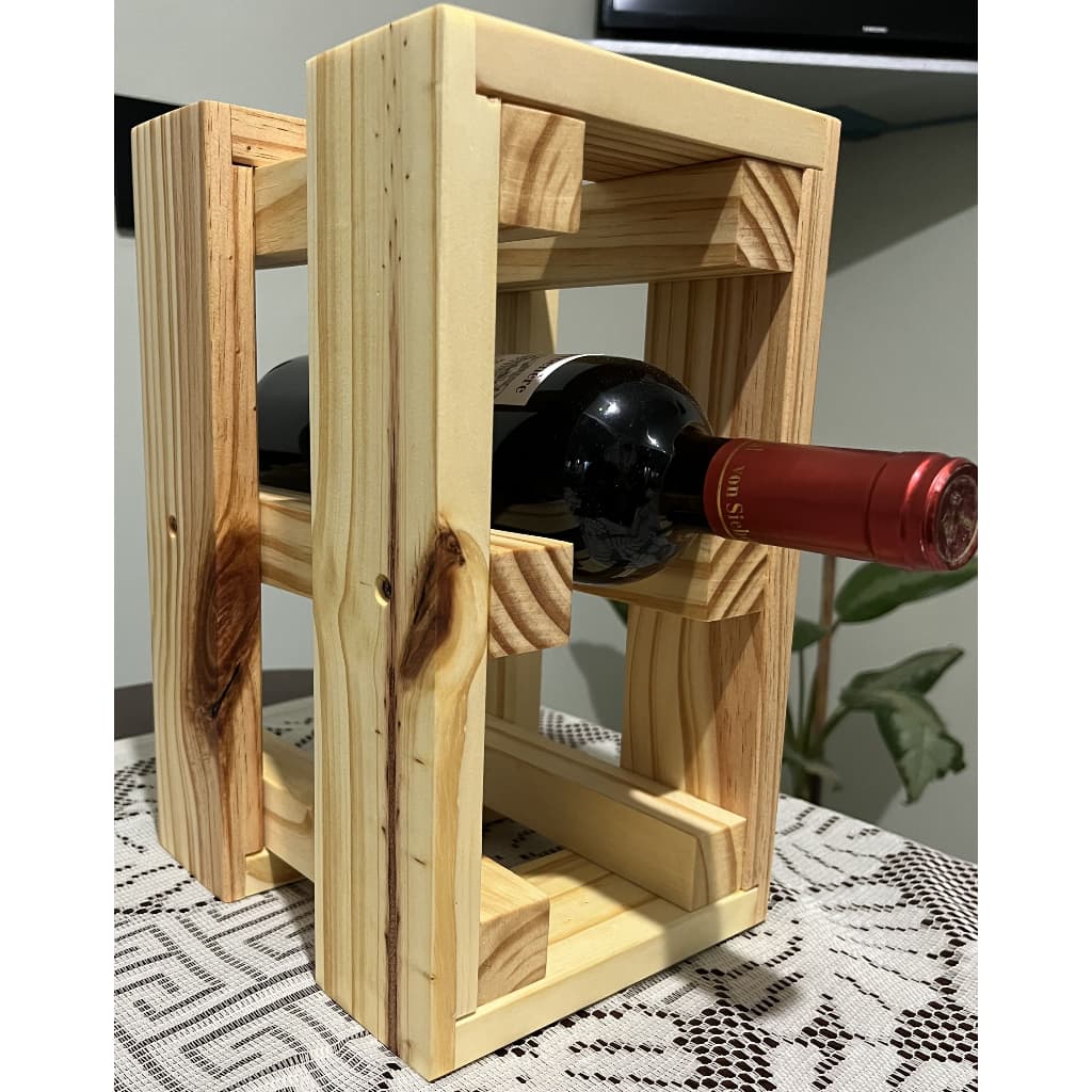Mini Adega para até três garrafas de vinho.