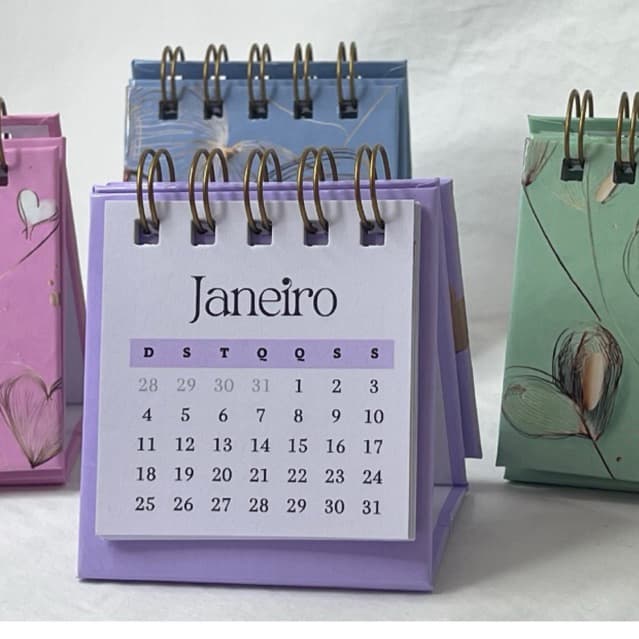 Mini Calendário de mesa 2026 - Coleção corações tons pastéis.