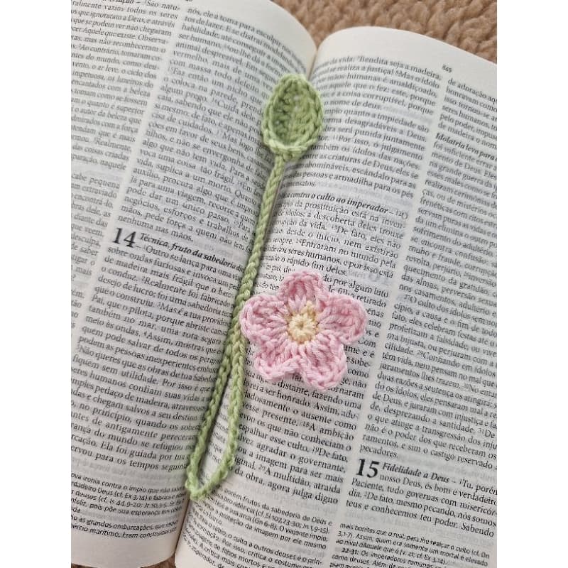 Marcador de páginas flor de croche rosa claro mimo e lembrancinha