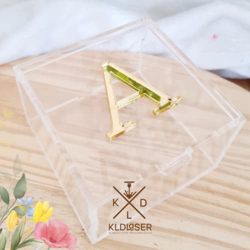 Caixa Porta-Joias em Acrílico 8x8x5 • Personalizada com Inicial • Transparente com Tampa Flip