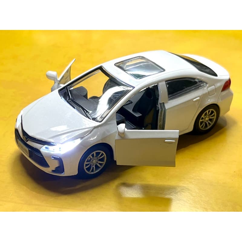 Carrinho Miniatura Toyota Corolla 2020 2021 2022 escala 1/32 som e luz