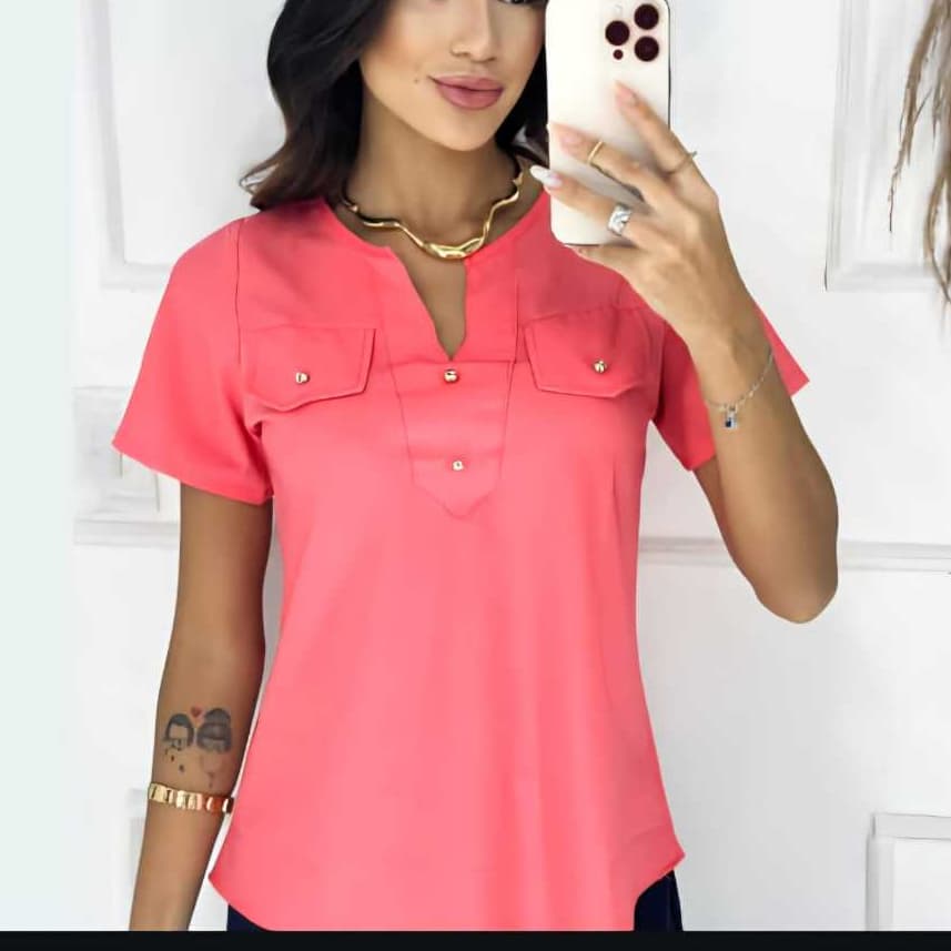 Blusa Feminina em Tecido Crepinho – Modelo Utilitário com Bolsos Falsos frontal estilo Casual