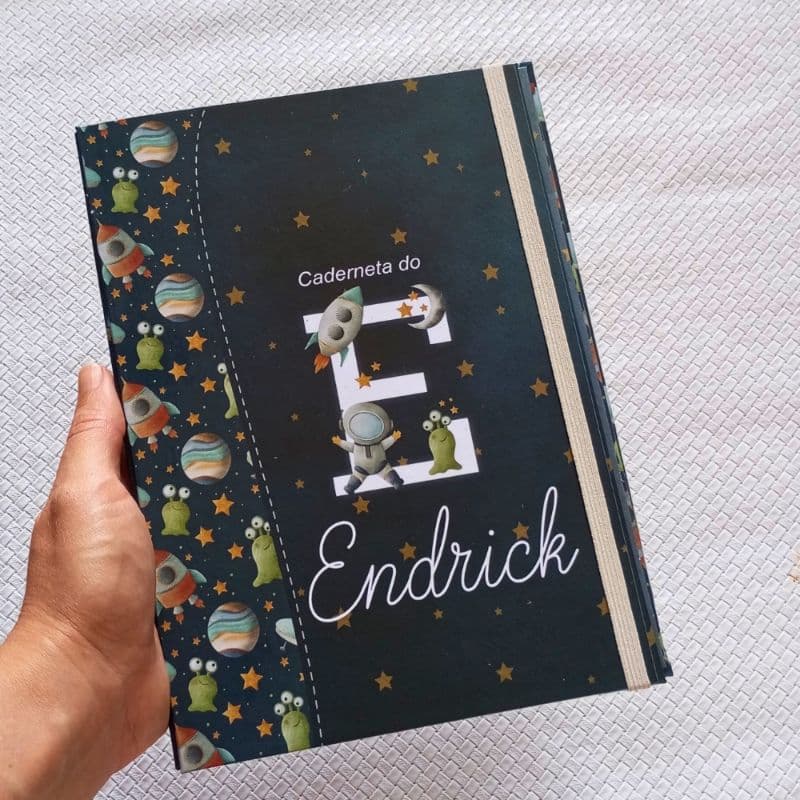 Capa- Porta Caderneta de Vacinação tema astronauta Personalizada com Nome da criança e temas para meninas e meninos