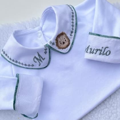 Body Bordado Gola e Punho - MENINO FORRO / FILETE DE TECIDO (Acessórios não inclusos)