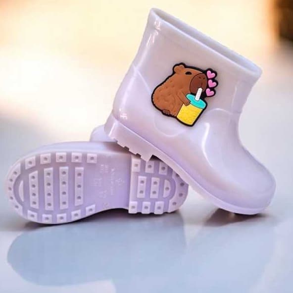 Galocha Infantil Impermeável com Enfeite de Capivara Antiderrapante e Confortável
